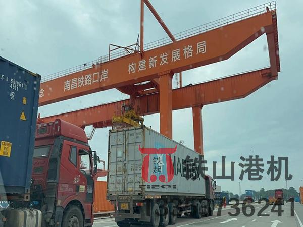山東營口軌道式集裝箱龍門吊廠家軌道式集裝箱門式起重機(jī)結(jié)構(gòu)設(shè)計堅固
